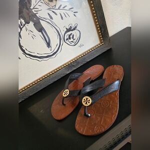 Tory Burch Thora Black Leather Gold Logo Thong Flat Sandals 5 Women’s